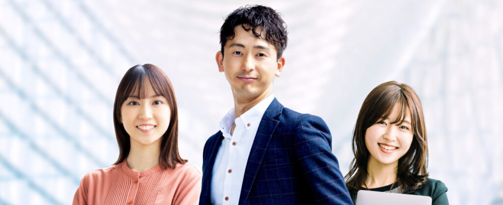 笑顔で並ぶ男性1人と女性1人